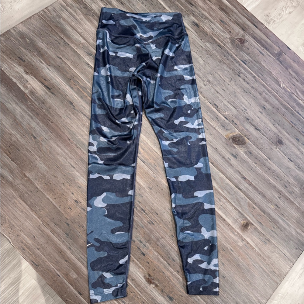 EUC Nike Women’s DriFit Midrise Camouflage Leggings